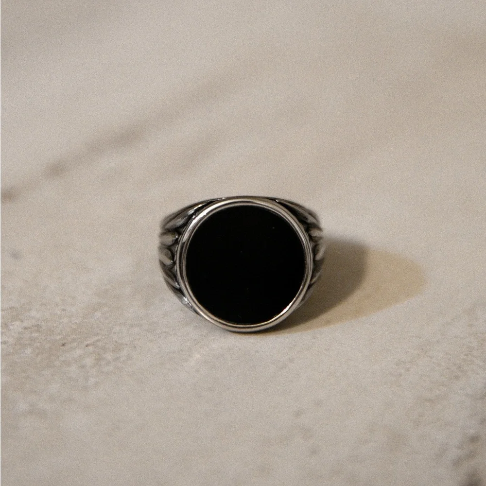 18k Silver Onyx Ring - Picture 2 of 8